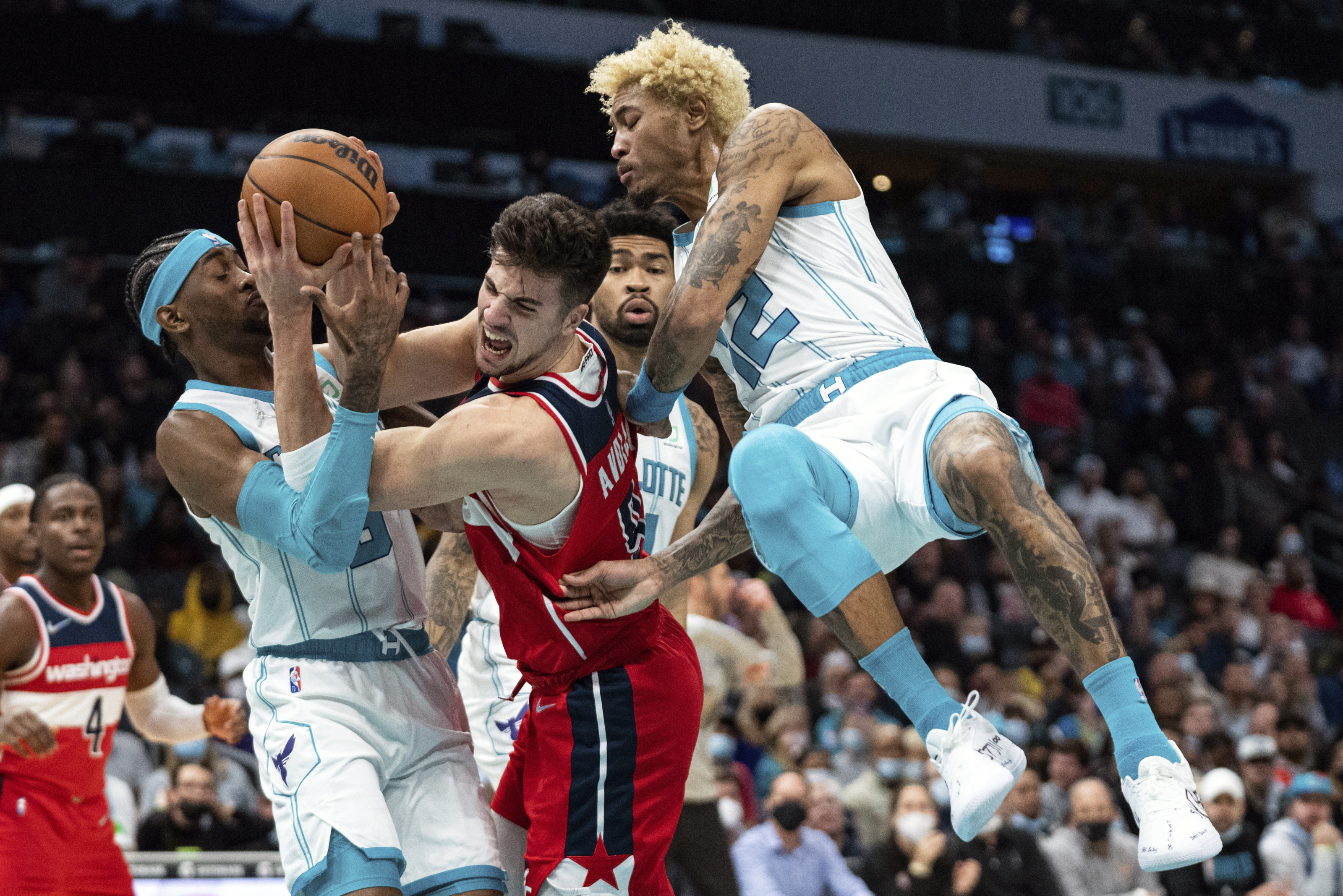 Wizards snap 16-game losing streak with 112-100 victory over Hornets
