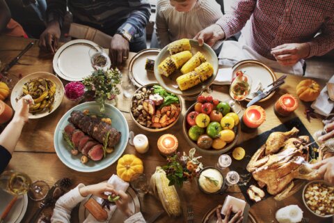 Should you go to Thanksgiving with your unvaccinated uncle? Experts help make the decision