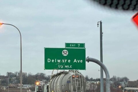 Delaware highway exit sign misspells the state’s name