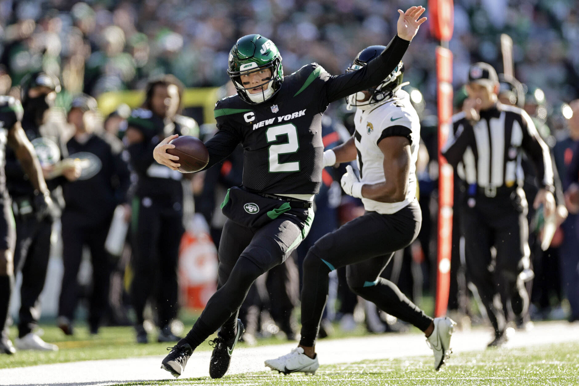 <p><em><strong>Jaguars 21</strong></em><br />
<em><strong>Jets 26</strong></em></p>
<p>The Jacksonville Jaguars are now on the clock and Zach Wilson has the sickest QB touchdown run of the year.</p>
<p>https://twitter.com/NFL/status/1475171477104119808?s=20</p>
