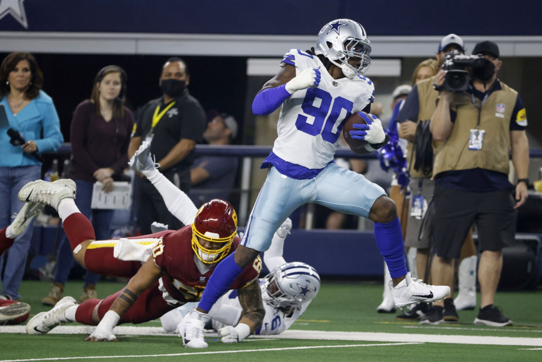<p><em><strong>Washington 14</strong></em><br />
<em><strong>Cowboys 56</strong></em></p>
<p>Dallas had offensive and defensive linemen score touchdowns, Dak Prescott threw for 321 yards and four touchdowns <em>before halftime</em> <a href="https://twitter.com/ESPNStatsInfo/status/1475316229023875084?s=20" target="_blank" rel="noopener">to make some weird history</a> and <a href="https://wtop.com/washington-football/2021/12/jonathan-allen-and-daron-payne-get-into-sideline-scuffle-in-dallas/" target="_blank" rel="noopener">Washington&#8217;s defense had more fights among themselves on the sideline</a> than they did on the field with their season on the line against a division rival. Football season is effectively over in D.C.</p>
