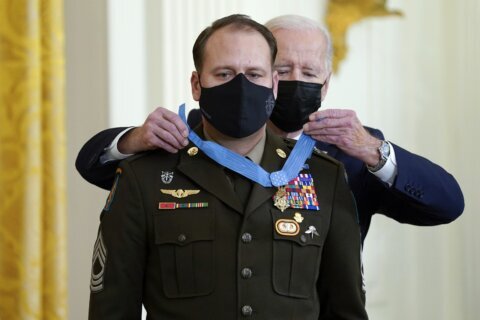 Biden presents 3 soldiers with top military award for valor