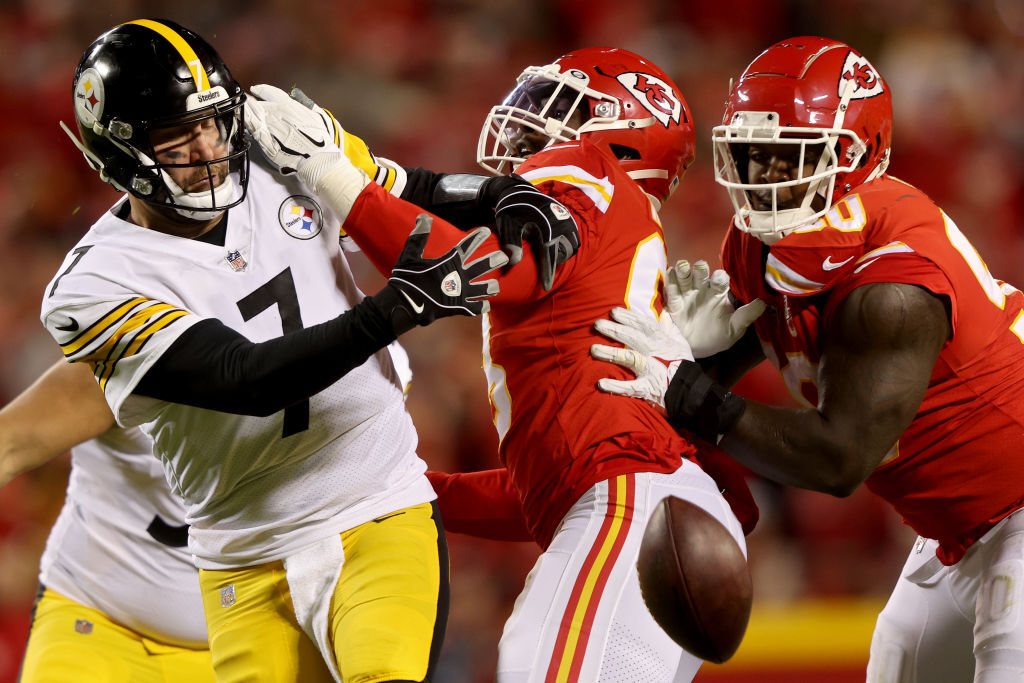 <p><em><strong>Steelers 10</strong></em><br />
<em><strong>Chiefs 36</strong></em></p>
<p>Kansas City is finally playing the way we expect them to and Pittsburgh is making the wrong kind of history — the first team in NFL history to trail by 23 in the first half of three straight road games. No touchdowns in the first half of five straight games for the first time since 1940. Ben Roethlisberger can&#8217;t hang up the cleats fast enough.</p>
