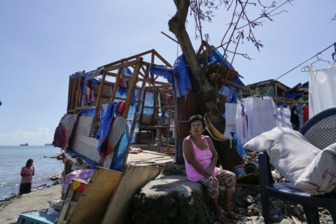 Typhoon deaths in Philippines top 140; mayors plead for food