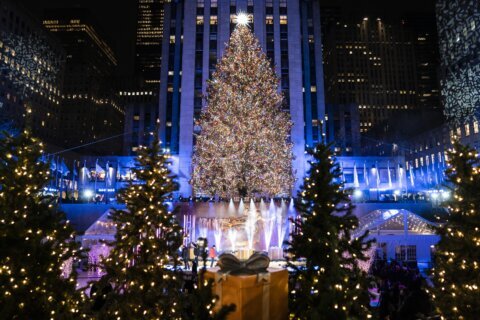 Rockin’ around the Christmas tree: Rockefeller tree lit up