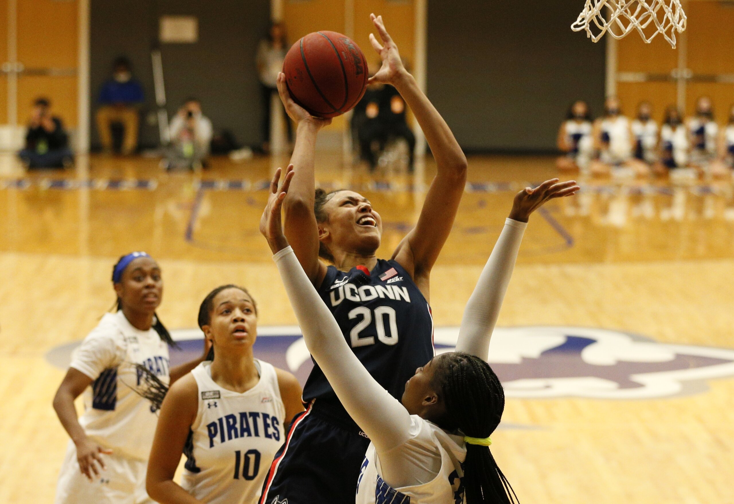 bueckers leads no 2 uconn to 74 49 win over seton hall wtop news