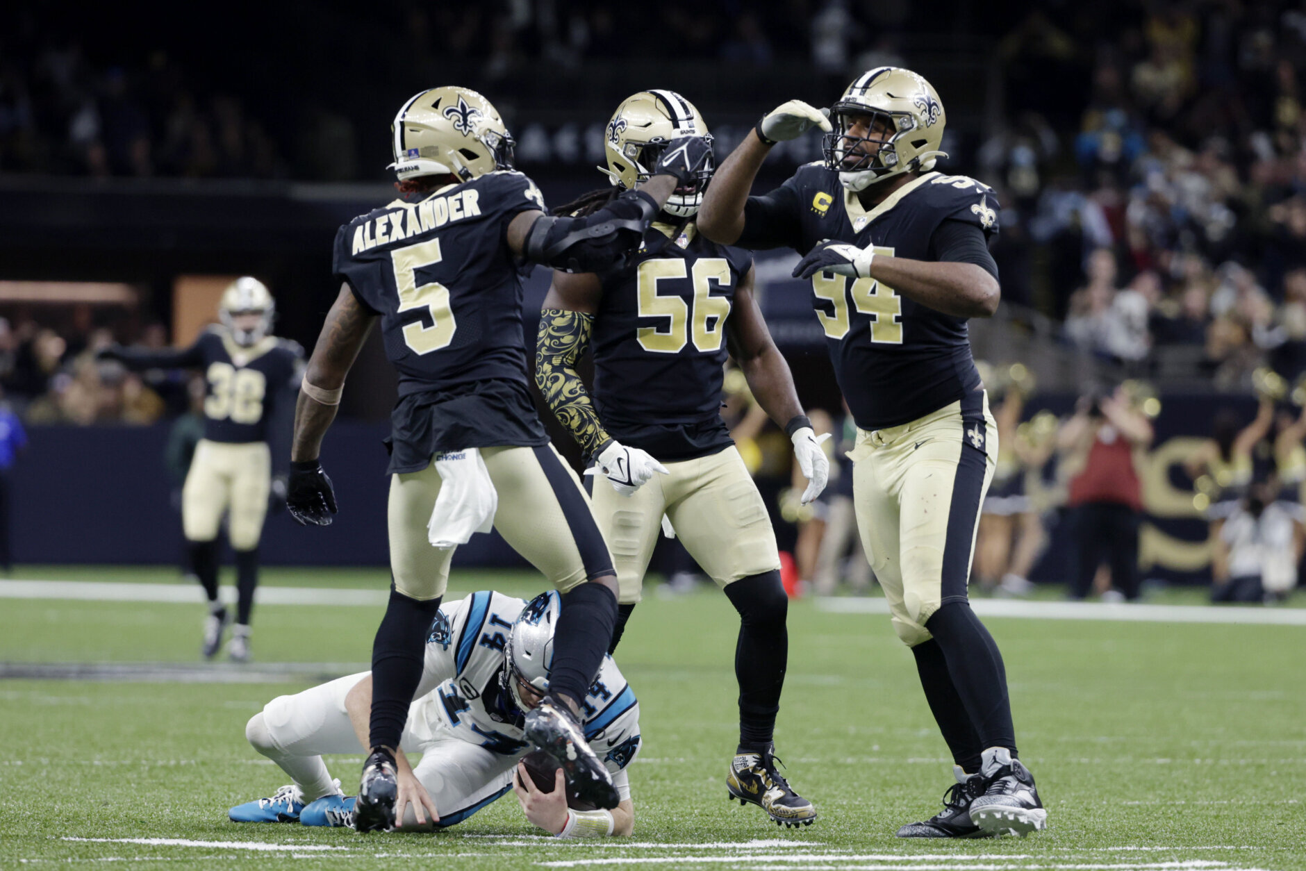 <p><em><strong>Panthers 10</strong></em><br />
<em><strong>Saints 18</strong></em></p>
<p>Look, I get that <a href="https://deadspin.com/the-end-is-here-for-cam-1848251451" target="_blank" rel="noopener">Cam wasn&#8217;t getting it done</a> but this continued bid to prop up Sam Darnold like he&#8217;s not damaged goods is pretty ridiculous. This ain&#8217;t it, Carolina — and neither is Matt Rhule making the decision.</p>
<p>You know what is it, though? This New Orleans defense. If I&#8217;m Russell Wilson, I&#8217;m doing whatever I have to do to get to the Crescent City in the offseason.</p>
