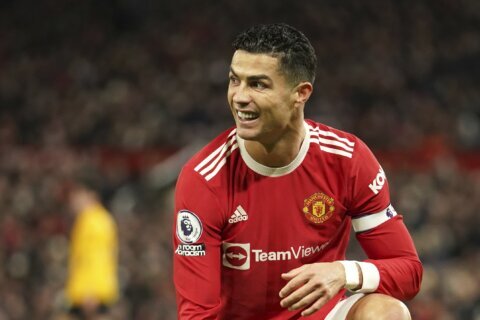 Without Ronaldo, Man United labors to FA Cup win over Villa
