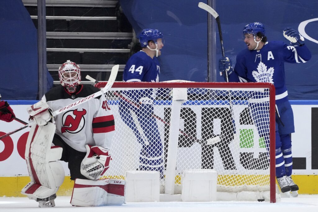 Matthews has hat trick, Maple Leafs rally to beat Devils 6-4