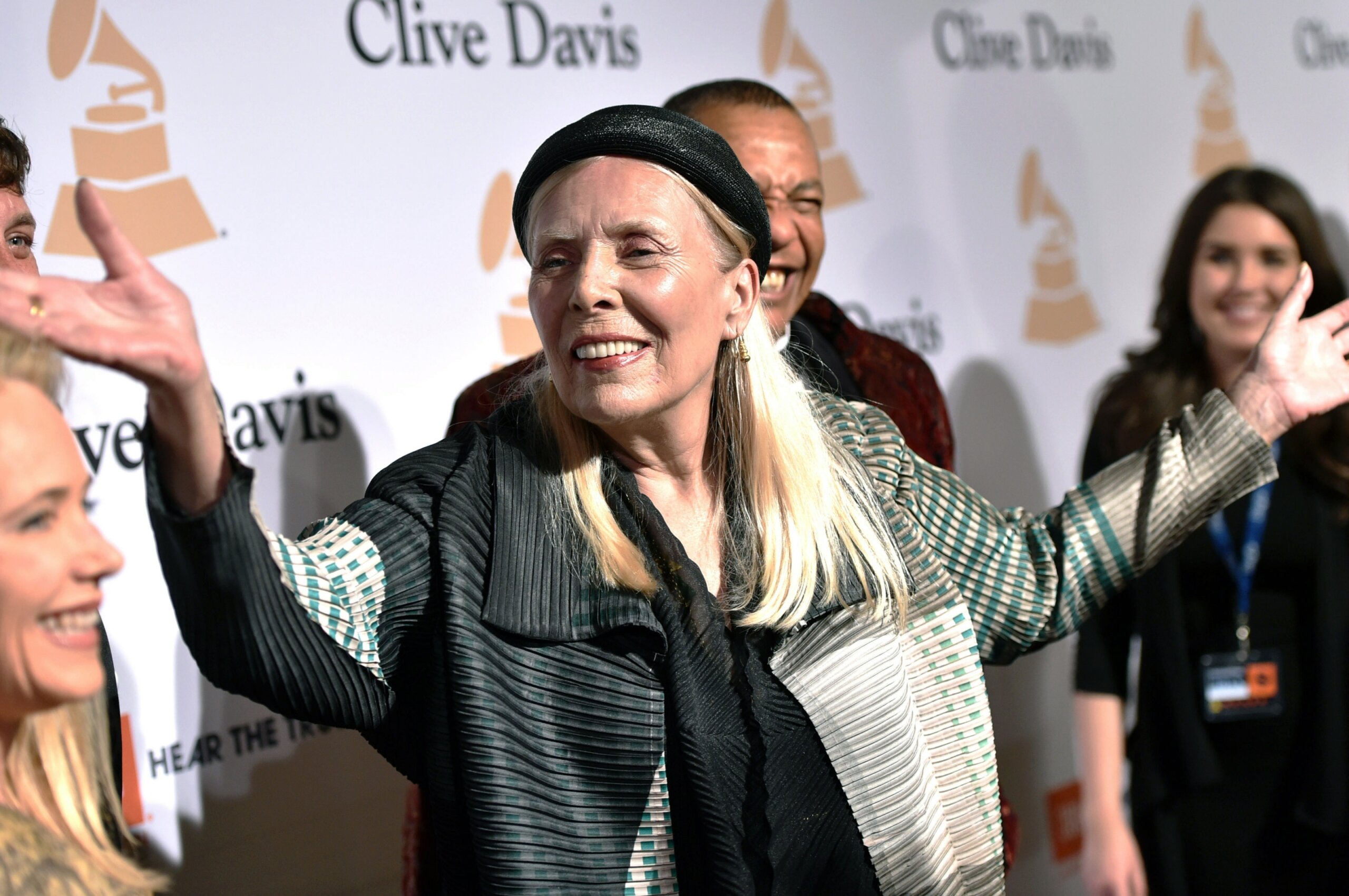 Joni Mitchell Joining Neil Young In Protest Over Spotify Wtop News