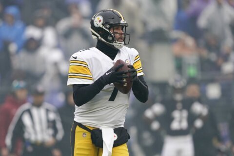Roethlisberger, Steelers in playoffs after OT win