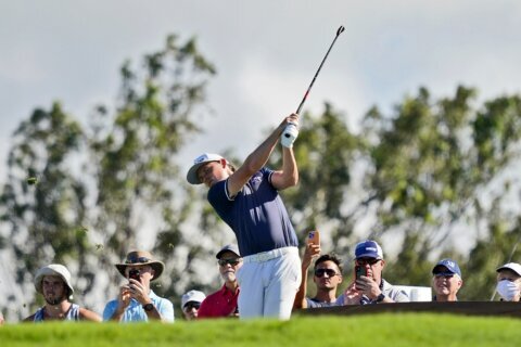 Smith recovers from early wobble for 3-shot lead at Kapalua