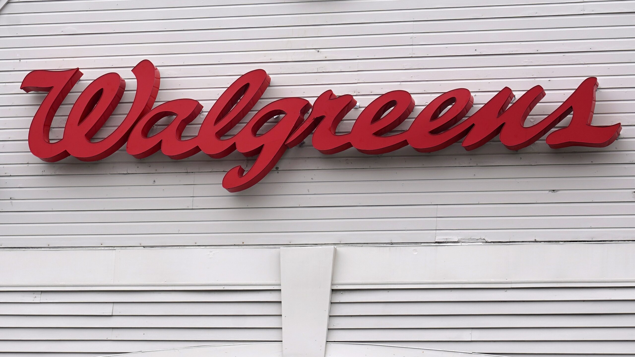 Vaccinations, tests give Walgreens a fiscal 1Q sales jolt