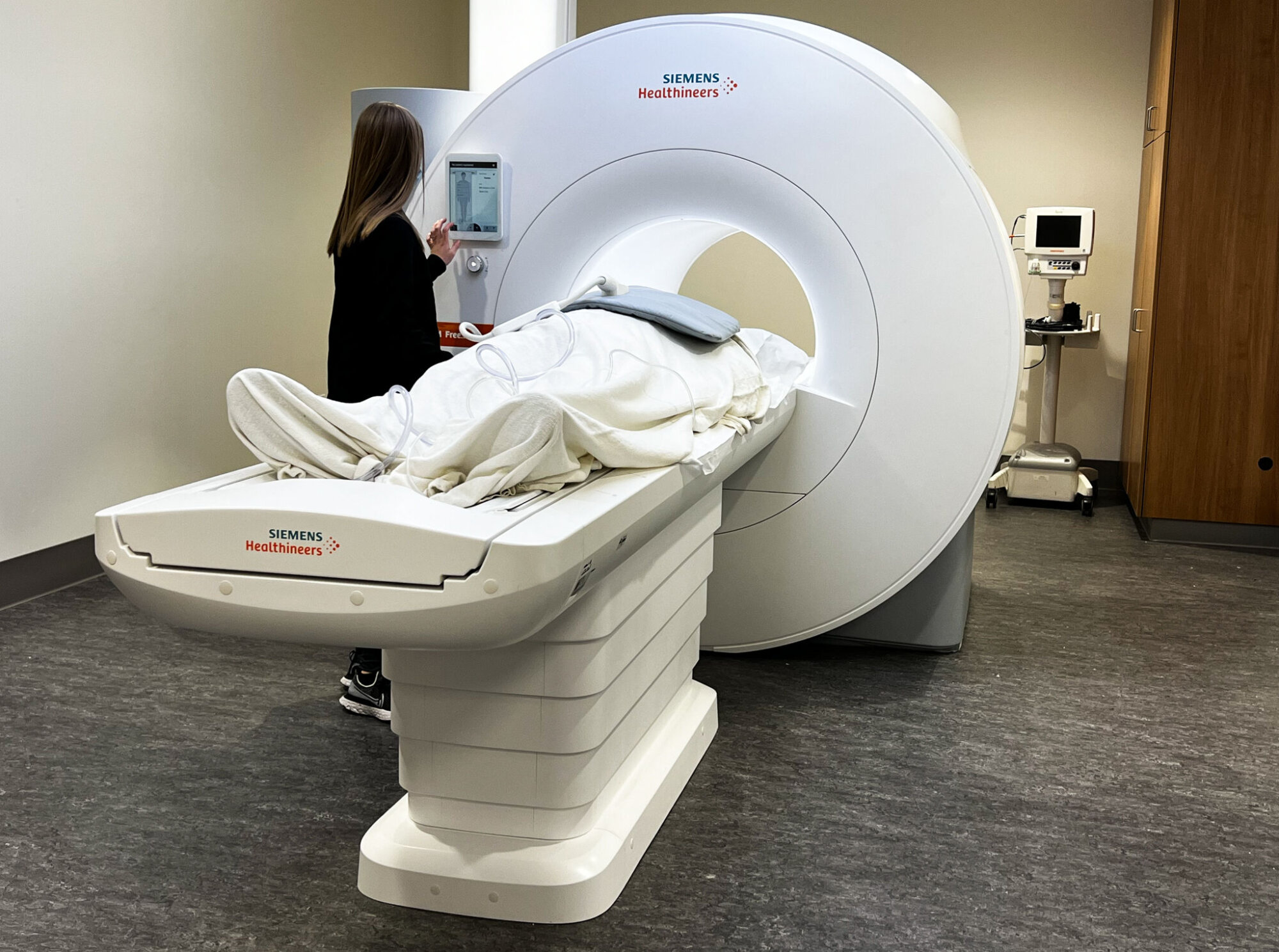 New MRI helps patients with implanted devices, claustrophobia or