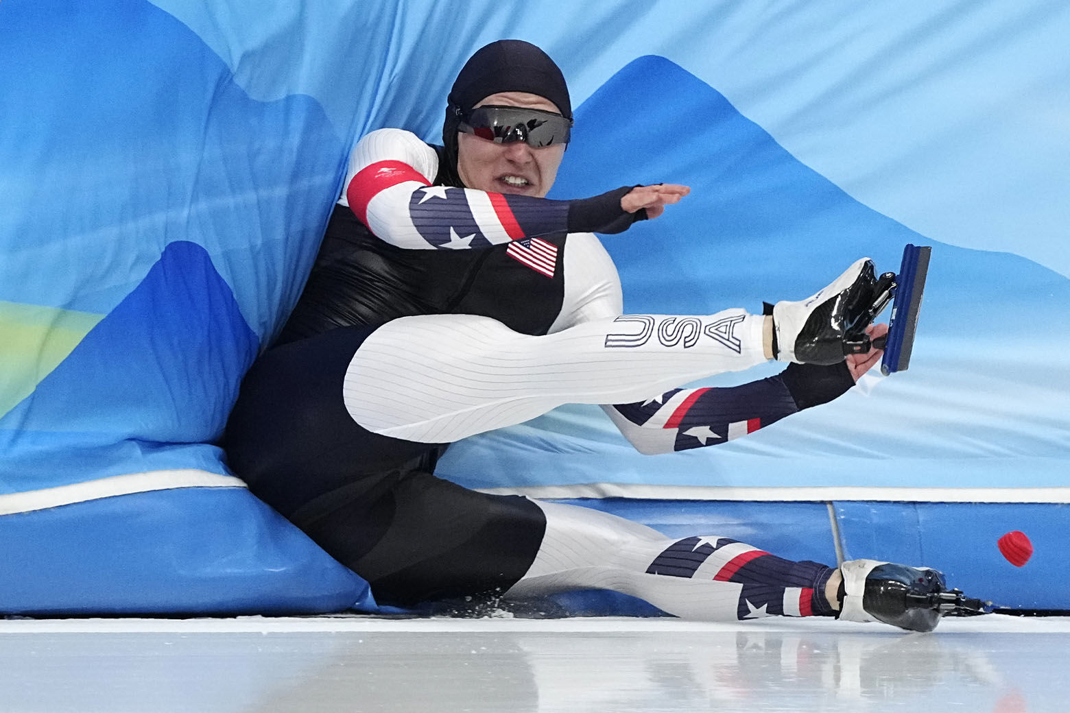 <p>Austin Kleba of the United States falls during his heat in the men&#8217;s speedskating 500-meter race at the 2022 Winter Olympics, Saturday, Feb. 12, 2022, in Beijing.</p>

