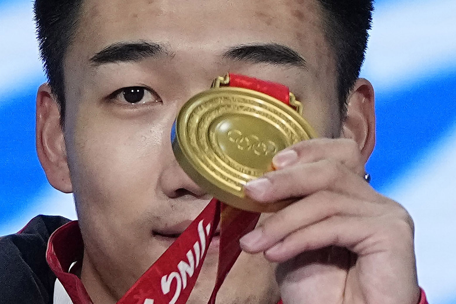 <p>Gao Tingyu of China holds up his gold medal during the medal ceremony for the men&#8217;s 500-meter speedskating at the 2022 Winter Olympics, Saturday, Feb. 12, 2022, in Beijing.</p>
