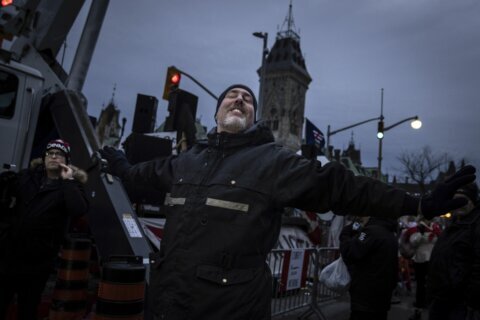 Canadian police arrest 2 leaders of protesting truckers