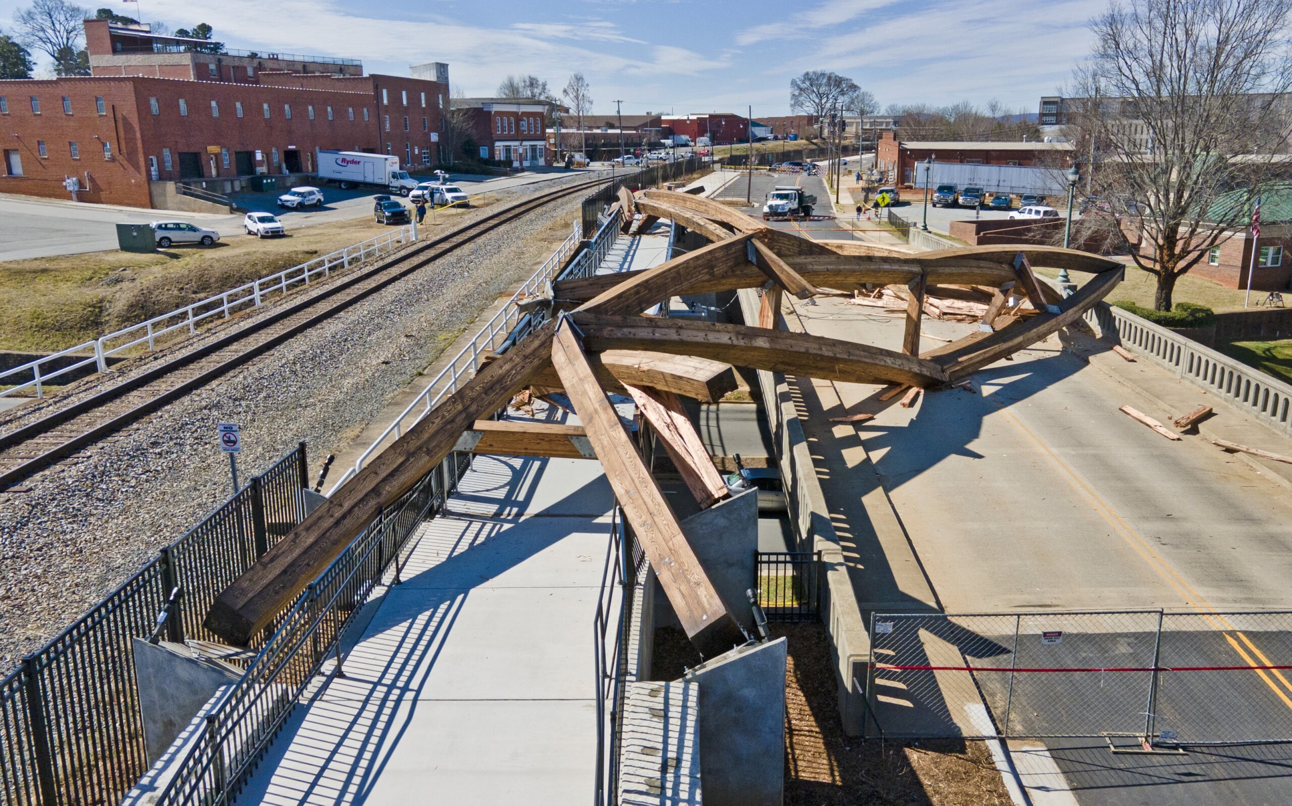 Arches weighing 40 tons collapse along pedestrian walkway WTOP News