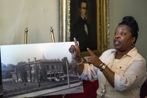 Black worker at Confederate site raises race complaint