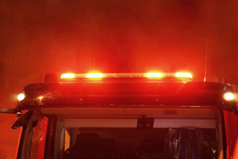 Fairfax Co. townhouse fire kills 1, injures another overnight