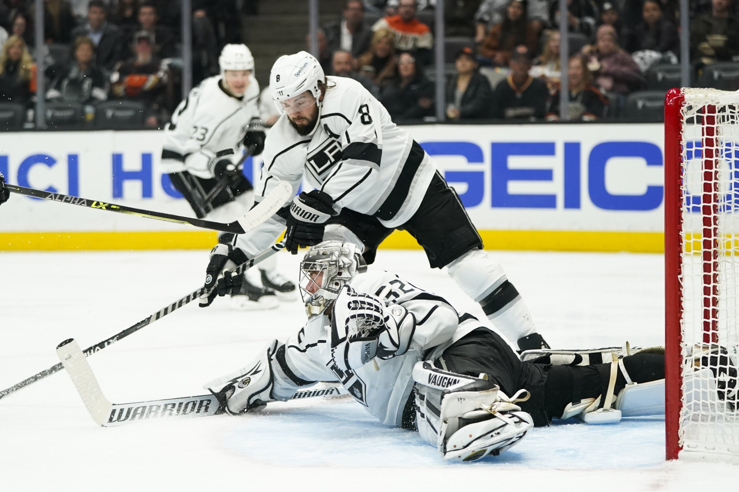 Quick reaches 350 wins in net, Kings defeat rival Ducks 4-1