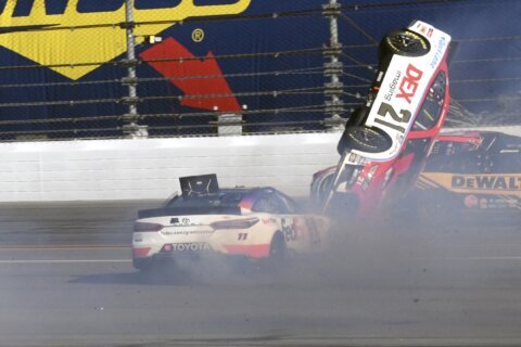 Hamlin’s chase for 4th Daytona 500 win ends with early crash
