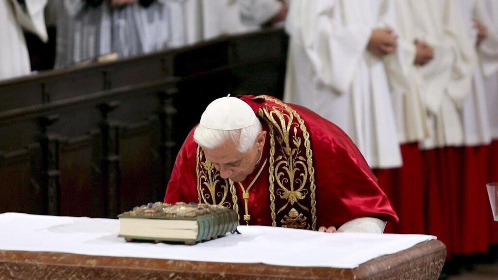 Benedicto XVI pide perdón por casos de abusos y errores durante sus mandatos