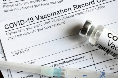 Los CDC reducen el tiempo en que ciertos pacientes pueden recibir la cuarta dosis de la vacuna