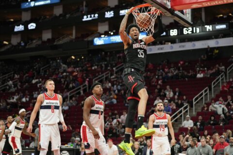 Wood makes career-best 8 3s as Rockets down Wizards 115-97