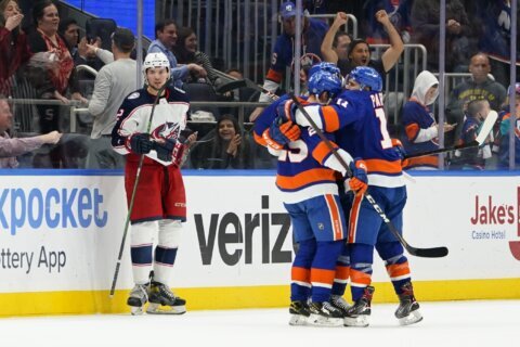 Islanders use strong third period to top Blue Jackets 5-2