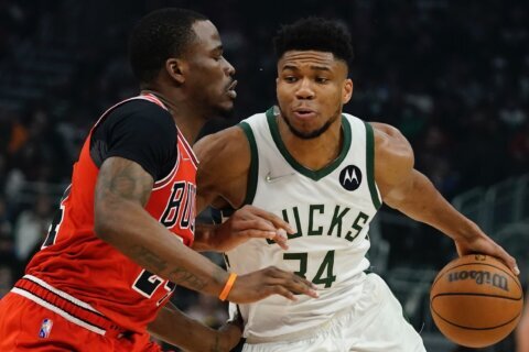 Antetokounmpo returns, Bucks roll to 126-98 win over Bulls