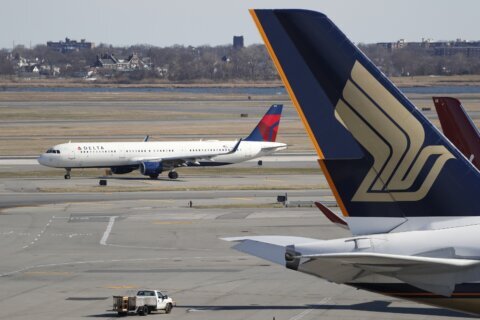 US will give airlines a break on takeoff rights in NYC, DC