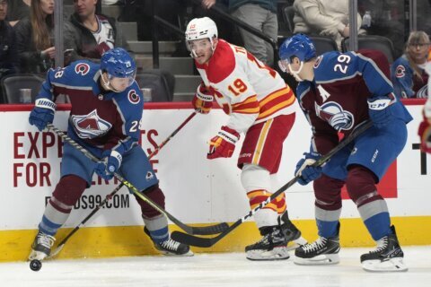 Kuemper, MacKinnon lead Avalanche to 3-0 win over Flames