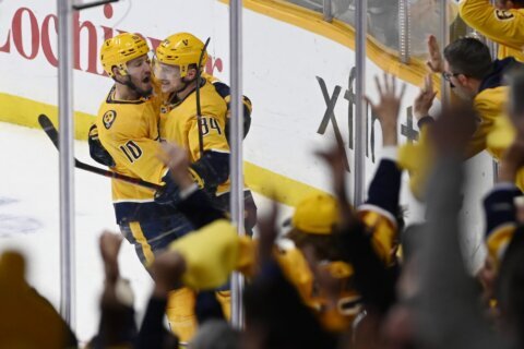 Jeannot leads Predators to 5-4 win over Flyers
