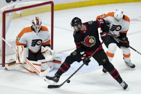 Josh Norris breaks tie in 3rd, Senators beat Flyers 3-1