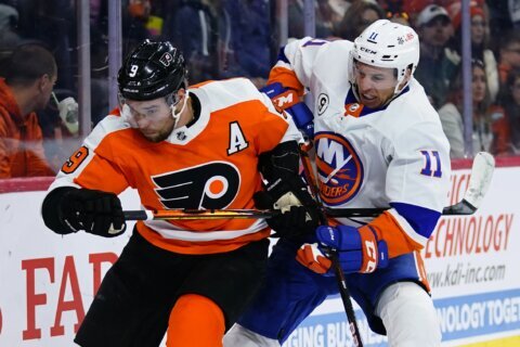 Hayes leads Flyers to win in first game since trading Giroux