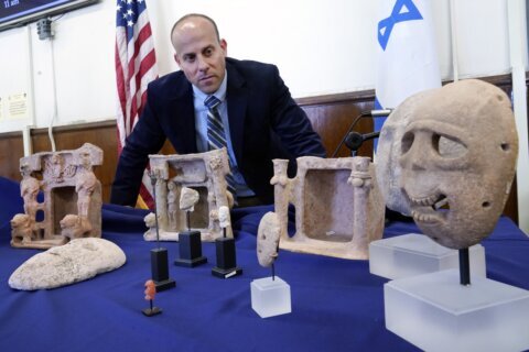 Artifacts seized from U.S. billionaire returned to Israel