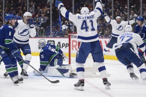 Lightning hold on to beat Canucks 2-1, snap 3-game skid