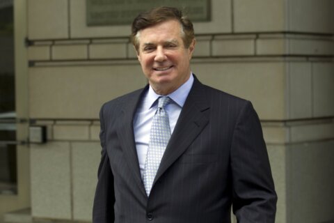 Trump aide Manafort removed from plane for revoked passport