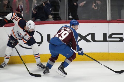MacKinnon scores in OT, Avalanche beat Oilers 3-2