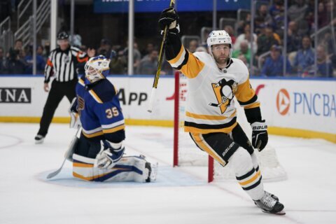 Rust scores in shootout to give Penguins 3-2 win over Blues