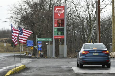 Gas tops $4 per gallon average, 1st time since 2008