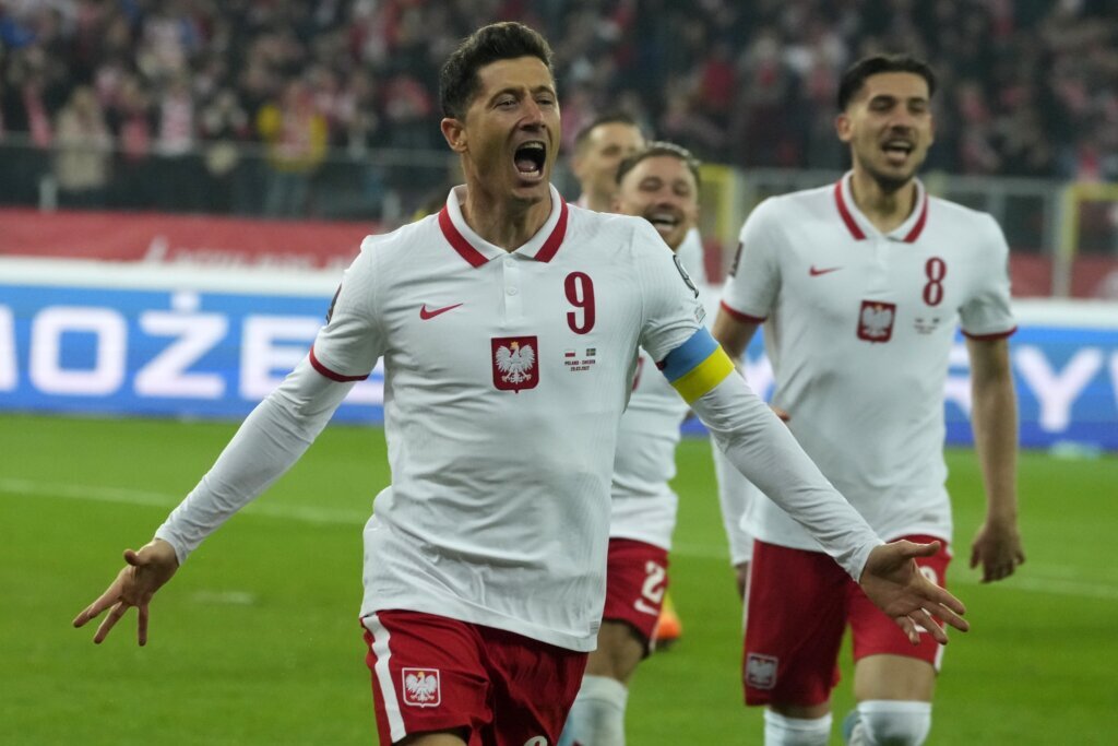Lewandowski sends Poland into 2nd straight World Cup