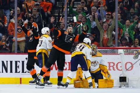 Hayes, Flyers rally past Predators in Giroux’s 1,000th game
