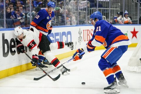 Varlamov, Mayfield help Islanders beat Senators 3-0