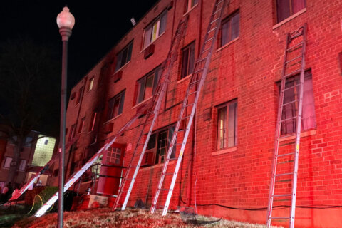 20 residents displaced after Southeast DC apartment fire