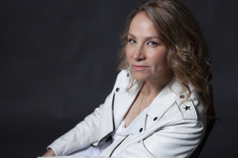 Joan Osborne becomes ‘One of Us’ with intimate concert at The Birchmere
