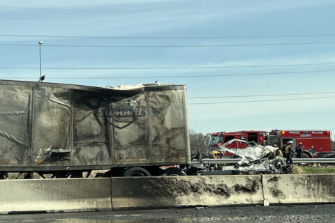 1 dead in tractor-trailer fire along I-66