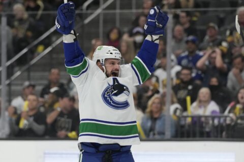 Pettersson scores twice, Canucks rout Golden Knights 5-1
