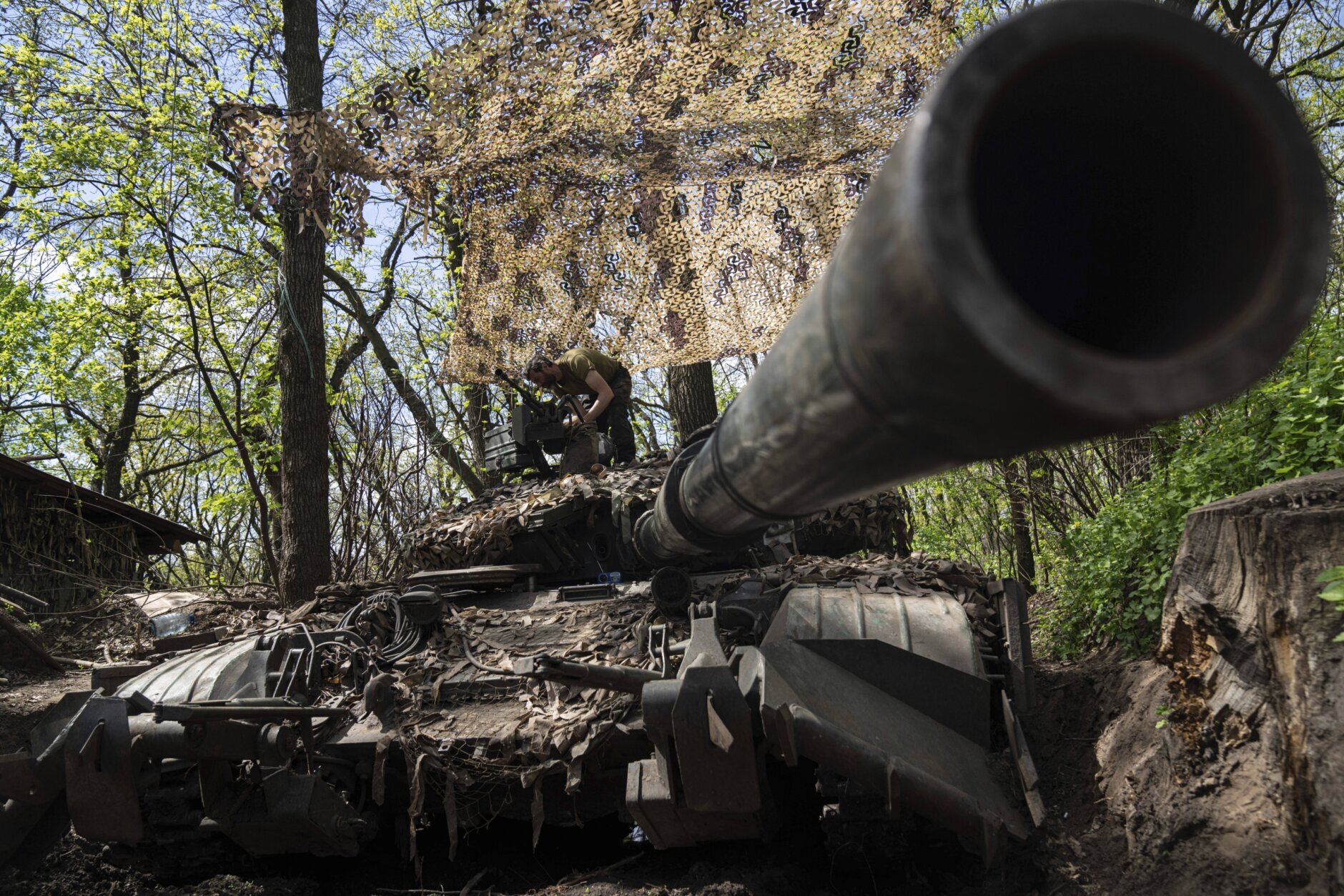<p>Ukrainian serviceman install a machine gun on the tank during the repair works after fighting against Russian forces in Donetsk region, eastern Ukraine, Wednesday, April 27, 2022. (AP Photo/Evgeniy Maloletka)</p>
